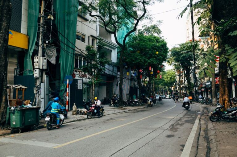 Mẹ chồng đỡ mỏi chân nhờ xoa bóp bấm huyệt trước khi ngủ