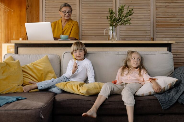 Bé Su 4 tuổi giật xe ben của em, tôi tập cho con nói lời xin lỗi