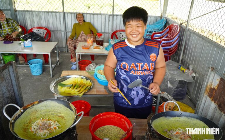3 bài học từ cậu bé đổ bánh xèo giỏi để dạy con việc bếp núc