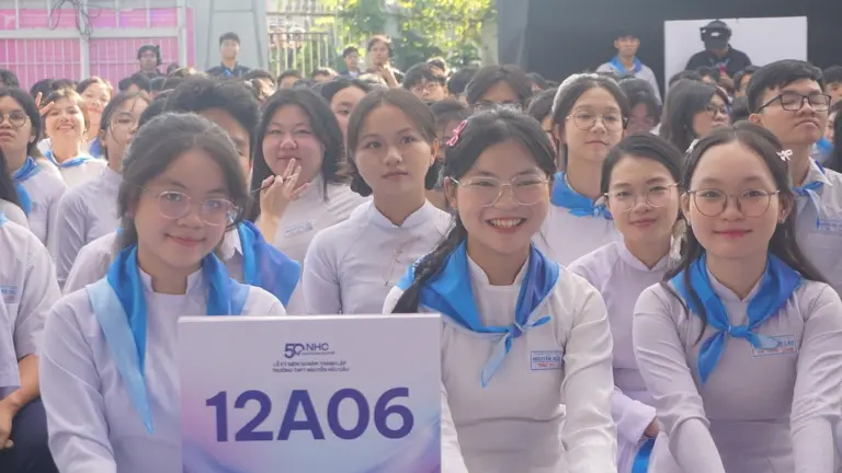 Học sinh trường THPT Nguyễn Hữu Cầu tại lễ kỷ niệm 50 năm thành lập trường vào tháng 11/2025. Ảnh: Nguyễn Quyên