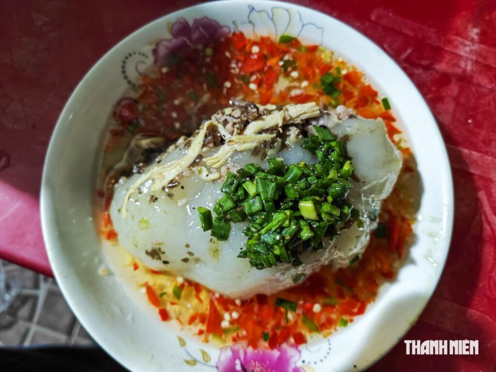 Bánh giò do bà Xuân tự tay làm, bán với giá 25.000 đồng/chiếc