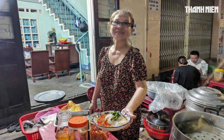 Bánh giò nhà làm cho bữa sáng và túi tiền gia đình