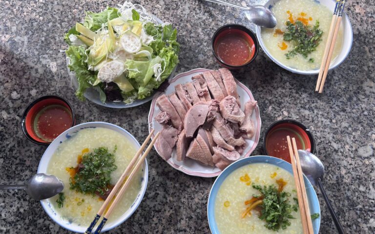 Cháo vịt Tam Kỳ đêm muộn và bữa ăn gia đình