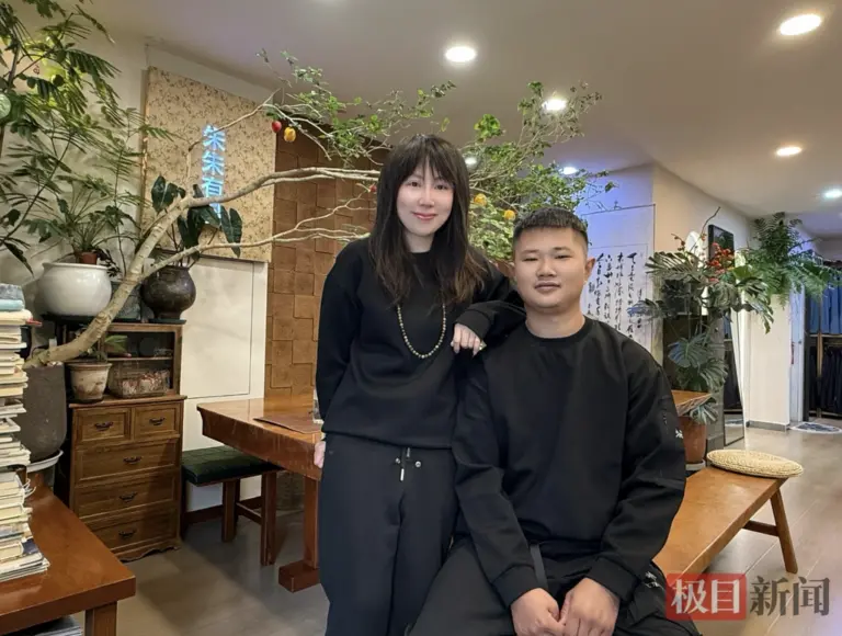 Chị Zhu Xuewei (41 tuổi) và chàng trai Wang Shuming (26 tuổi) trong lần gặp tại tỉnh Hồ Bắc, tháng 10/2026. Ảnh: Jimu News