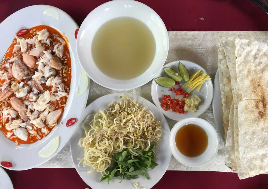 Tiết canh cua ăn kèm với giá, rau thơm, tỏi, ớt, gừng...