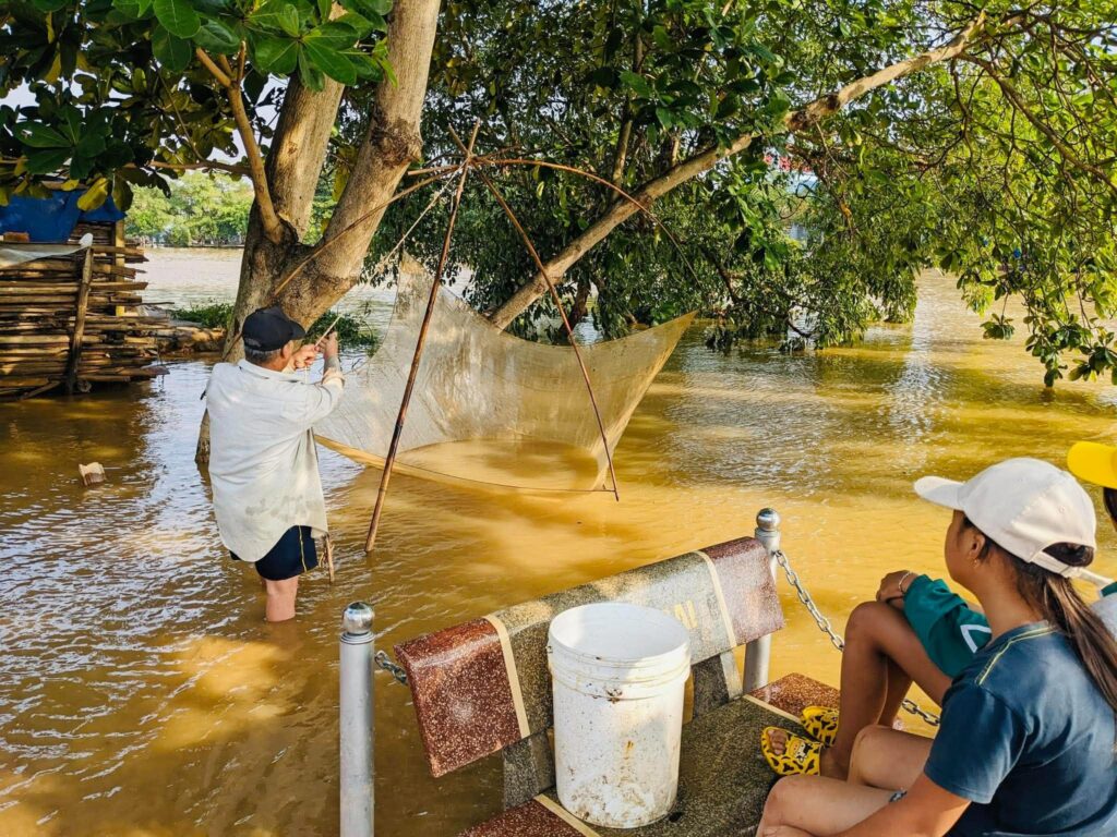 Cất rớ ở bến sông