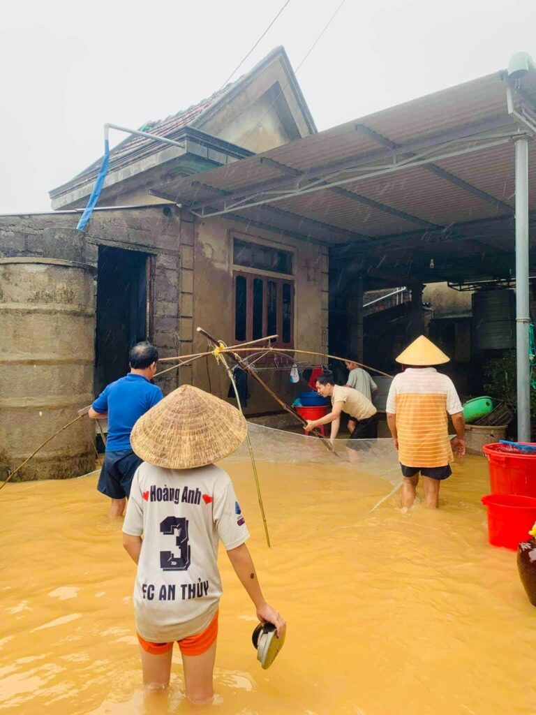 Ở Lệ Thủy, mỗi khi nước lụt lên, người dân có thể đánh bắt cá ngay trong sân nhà mình