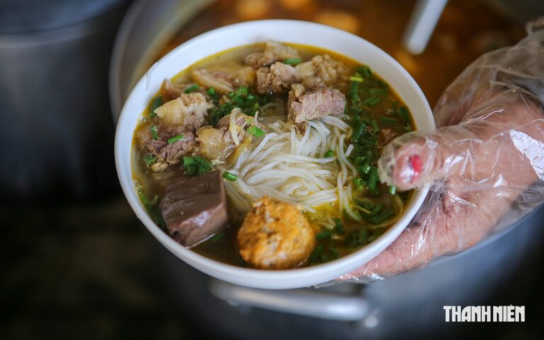 Nấu nước dùng bún bò Huế đậm vị sả và mắm ruốc tại nhà
