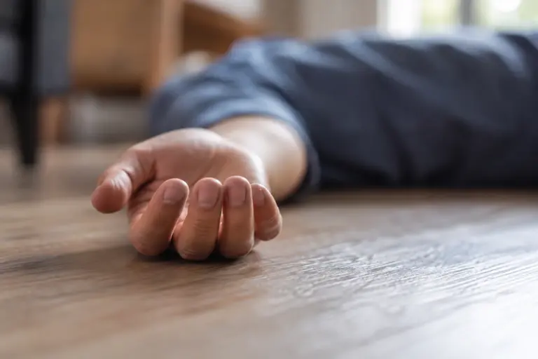 Đột quỵ có thể gây yếu hoặc liệt đột ngột ở mặt, tay hoặc chân, thường ở một bên cơ thể. Ảnh được tạo bởi AI
