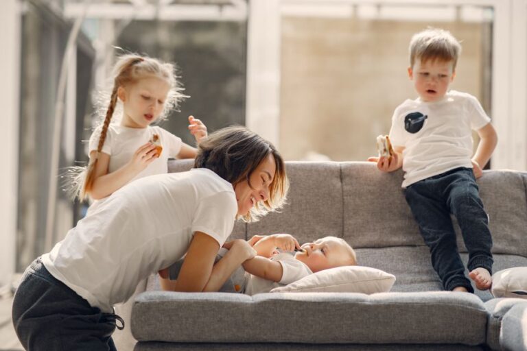 Bé 4 tuổi nghiện tivi: Dùng hộp câu hỏi để con kể lại điều đã xem