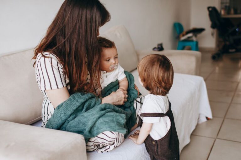 4 bước dùng đèn ngủ màu ấm cho trẻ 2 tuổi khóc đêm