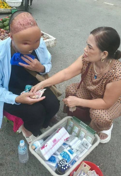 Nhiều người qua đường xuống hỏi thăm, mua hàng và ủng hộ Thắng khi bắt gặp anh ở chợ. Ảnh: Ngọ Đặng