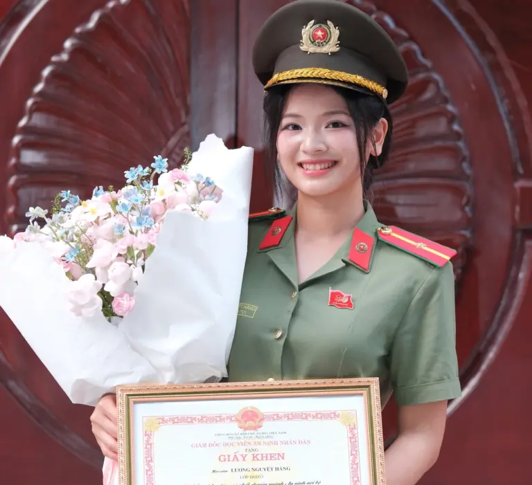 Lương Nguyệt Hằng nhận giấy khen vì dẫn đầu chuyên ngành An ninh nội bộ. Ảnh: Nhân vật cung cấp