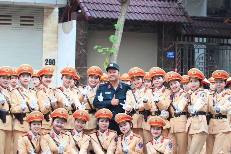 Nguyệt Hằng (bên phải nam chiến sĩ) trong đợt diễu binh, diễu hành kỷ niệm 70 năm chiến thắng Điện Biên Phủ. Ảnh: Nhân vật cung cấp