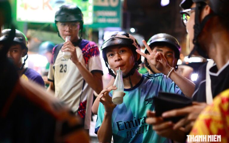 Uống sữa bò trả chai ở Sài Gòn cho bữa phụ cả nhà